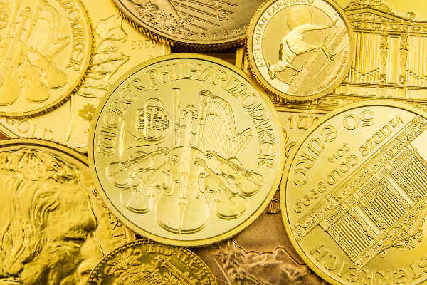 Verschiedene Goldmünzen aus mehreren Ländern, übereinandergelegt. 